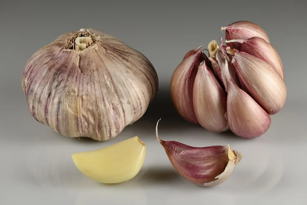Heart-healthy foods: whole garlic bulbs and peeled garlic cloves