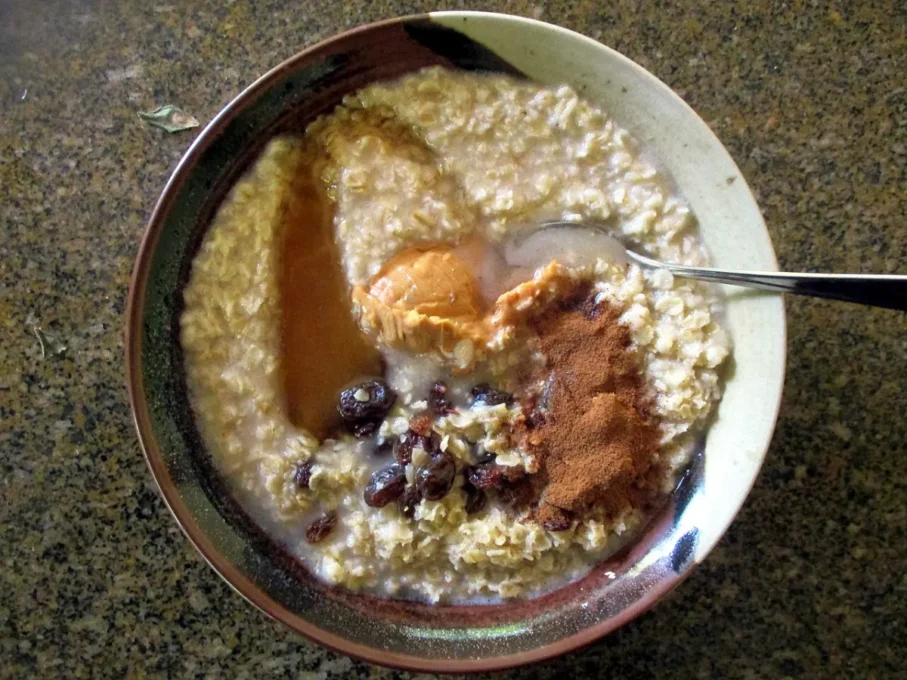 Cinnamon and blood sugar: a bowl of oatmeal with toppings